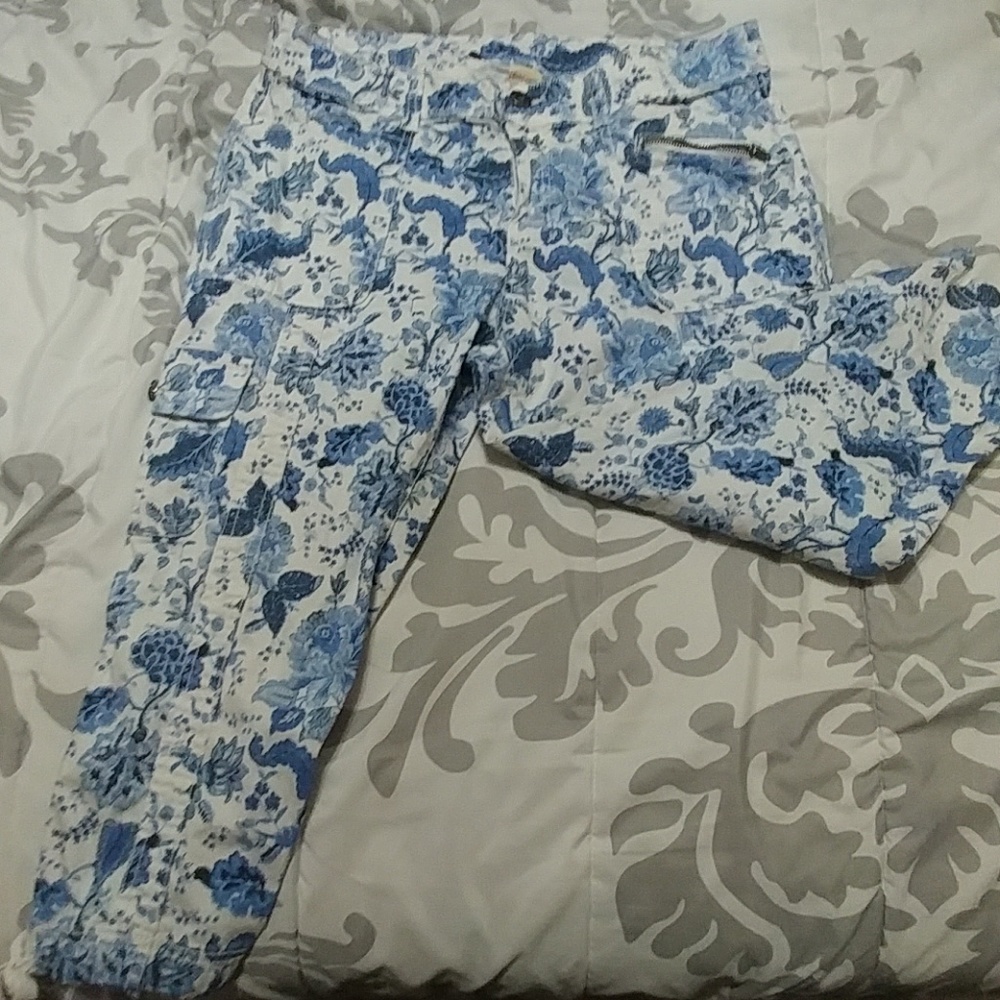 Flowery cargo capri pants